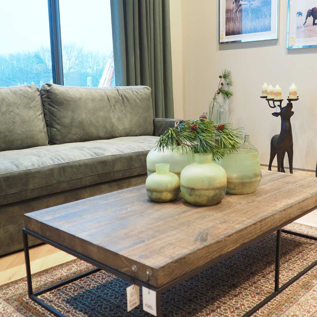 Rustikal modern eingerichtete Koje mit Sofa in Salbeigrün